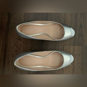 Tahari, size 8, leather, Silver Peep-Toe Women's Shoes, heels are comfortable